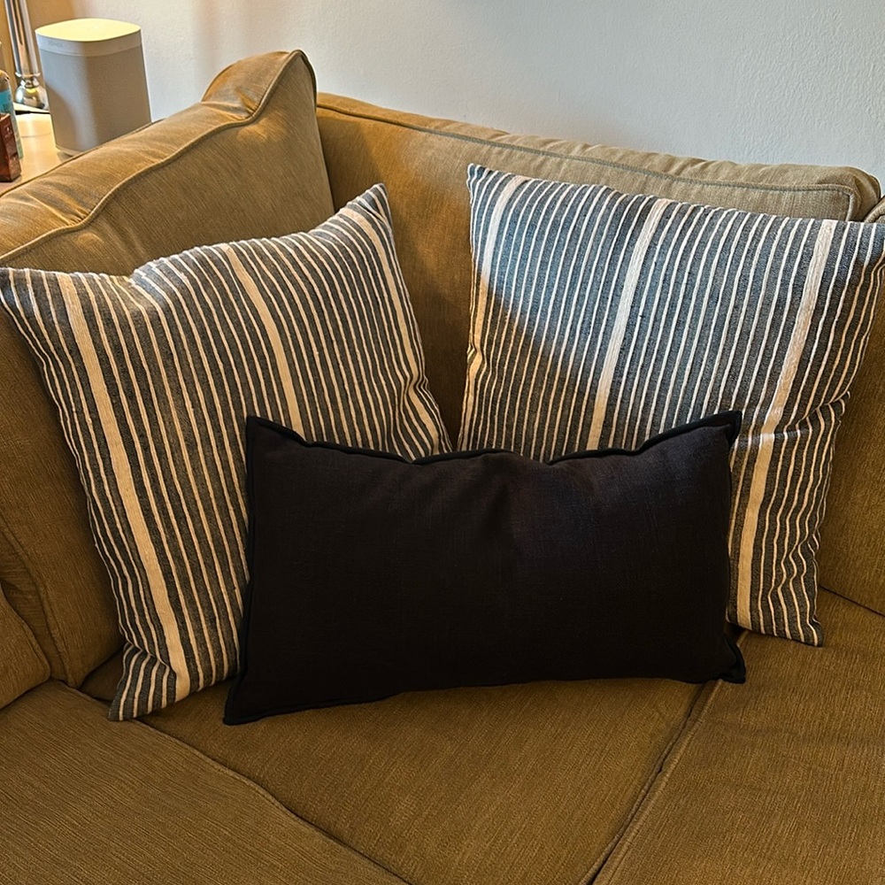 Set of x3 blue throw pillows striped and solid linen